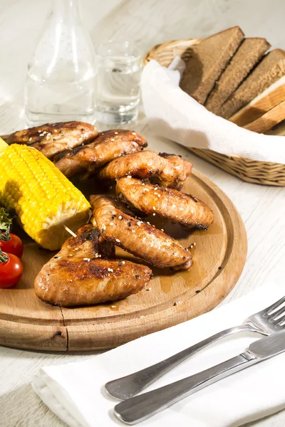 Las alas de pollo están a la parrilla — Foto de Stock