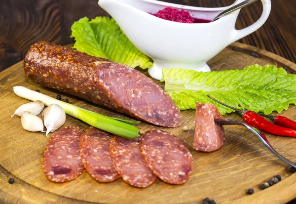 Saucisse sur une assiette en bois — Photo