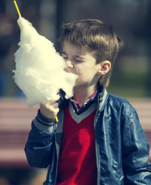 Pamuk helva yiyen çocuk