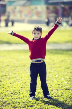 Çocuk parkta bir yürüyüş üzerinde