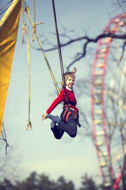 Çocuk bir trambolin üzerinde