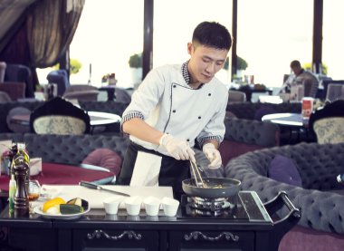 Japon Şef yemek hazırlama