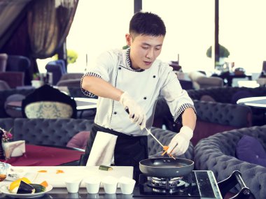 Japon Şef yemek hazırlama