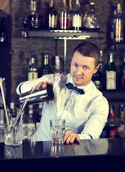 Ung man arbeta som bartender — Stockfoto