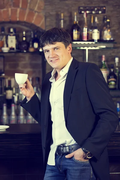 Jonge man die koffie drinkt — Stockfoto