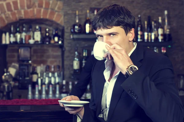 Young man drinking coffee — Stock Photo, Image