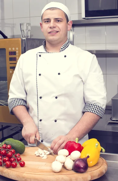 Chef preparar comida na cozinha — Fotografia de Stock