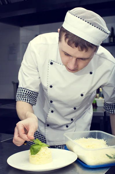 Koch bereitet Essen in der Küche zu — Stockfoto