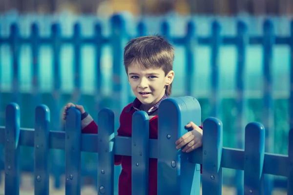 Ragazzo a fare una passeggiata nel parco — Foto Stock