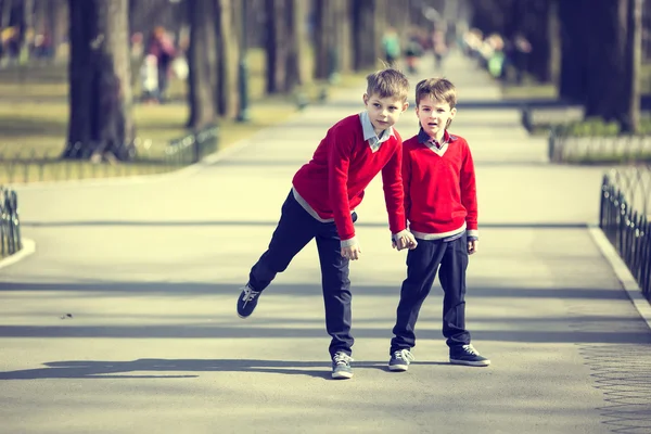 Meninos em um passeio no parque — Fotografia de Stock