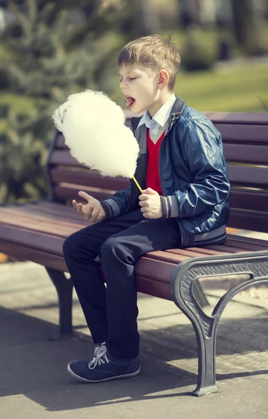 Niño comiendo algodón de azúcar — Foto de Stock