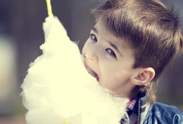 Kid eating cotton candy — Stock Photo, Image