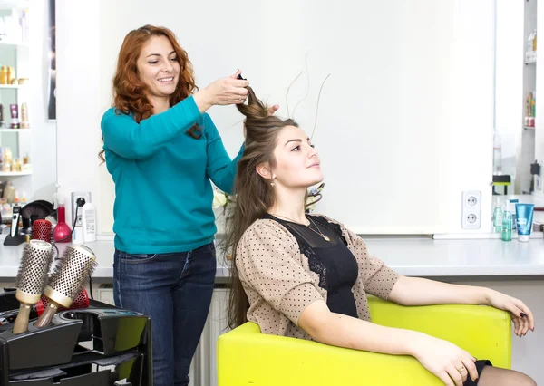 Mujer en un salón de belleza — Foto de Stock