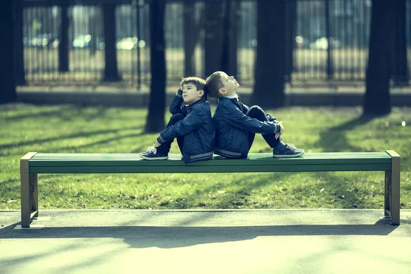 Pojkar på en promenad i parken — Stockfoto