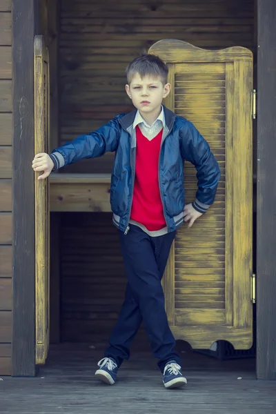 Jongen op een wandeling in het park — Stockfoto