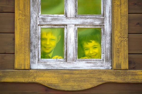 Meninos em um passeio no parque — Fotografia de Stock