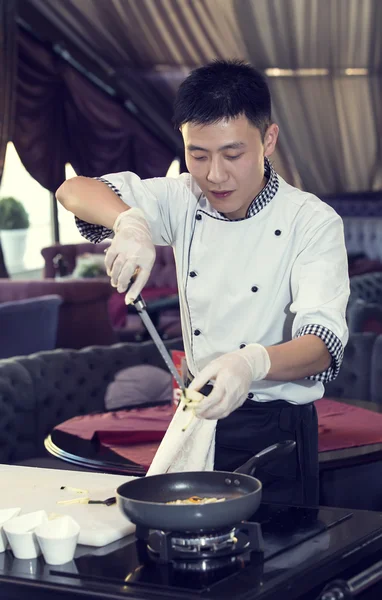 Japanese chef preparing a meal — Stock Photo, Image