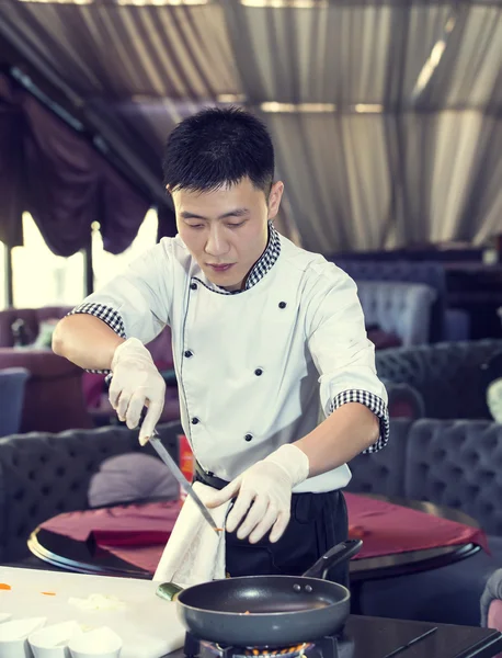 Japanese chef preparing a meal — Stock Photo, Image