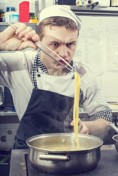 Chef preparing food in the kitchen — Stock Photo, Image