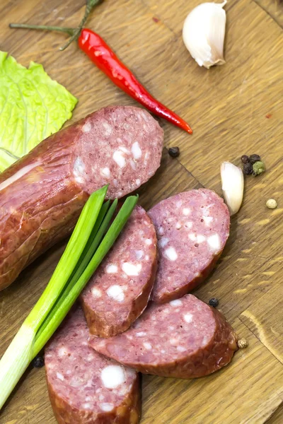 Saucisse sur une assiette en bois — Photo