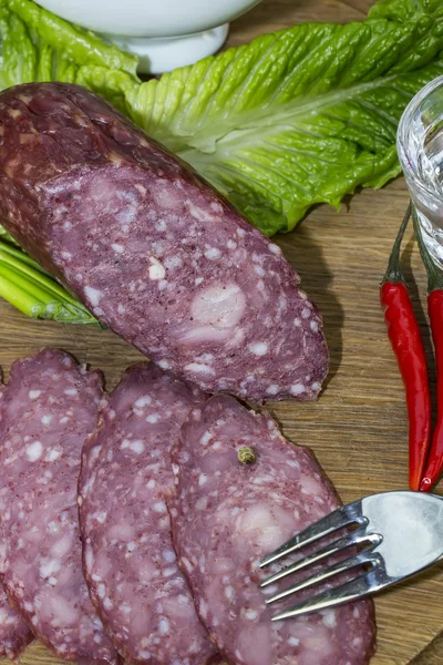 Saucisse sur une assiette en bois — Photo