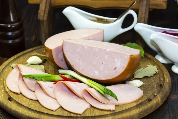 Wurst auf einem Holzteller — Stockfoto