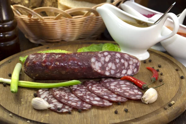 Saucisse sur une assiette en bois — Photo