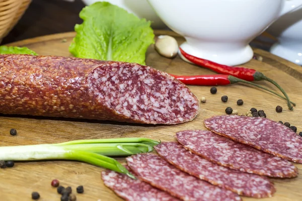 Saucisse sur une assiette en bois — Photo