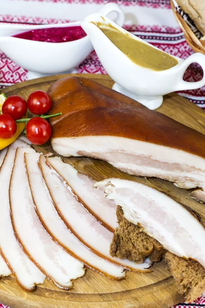 Ham op tafel — Stockfoto