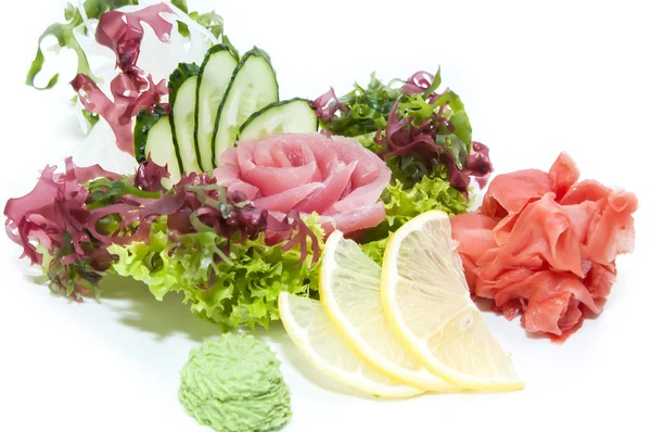 Japanilainen keittiö sashimi vihanneksilla ja kaloilla — kuvapankkivalokuva