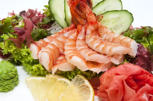 Cuisine japonaise sashimi aux légumes et poissons — Photo