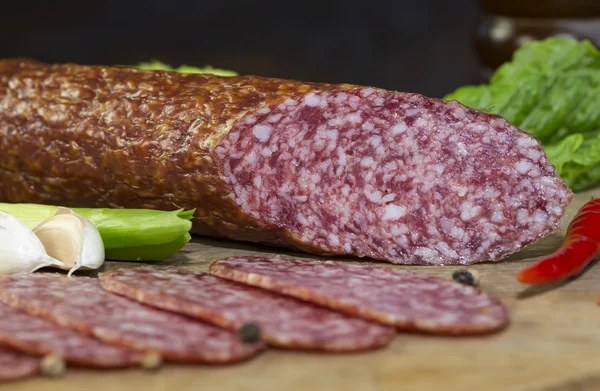 Salsiccia su un piatto di legno — Foto Stock