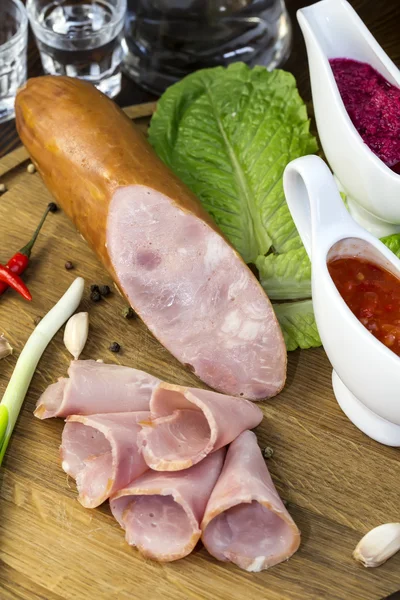 Saucisse sur une assiette en bois — Photo