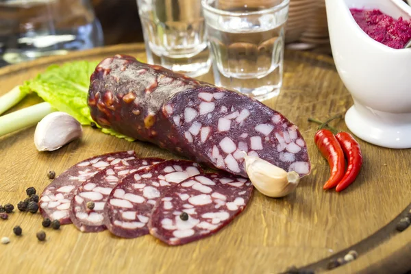 Salsiccia su un piatto di legno — Foto Stock