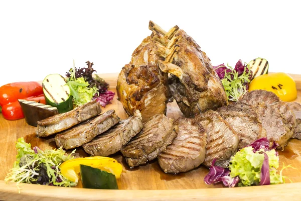 Fläskkarré och biff som tillagas på en grill — Stockfoto