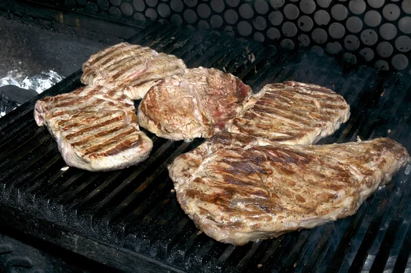 Koken biefstuk op een grill — Stockfoto