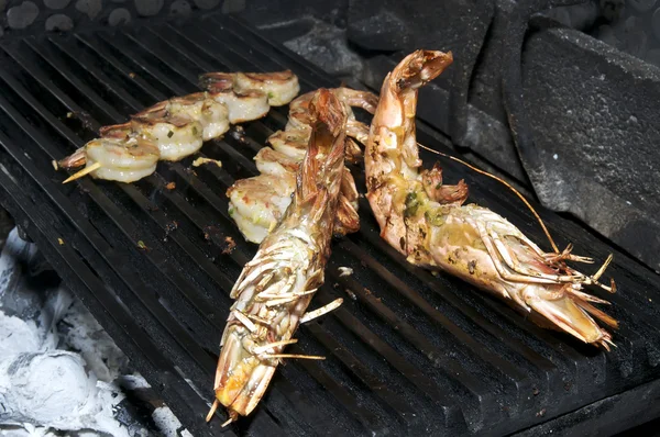 Cooking shrimp on the grill — Stock Photo, Image