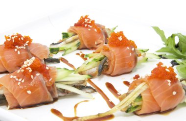 Balık, bitki ve meyve ile rulo