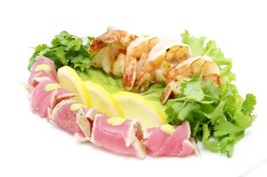 karides ve tuna yeşillik ve sos ile