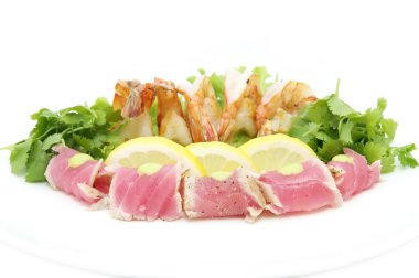 karides ve tuna yeşillik ve sos ile