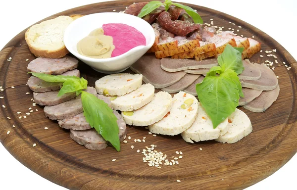 Дерев'яна страва з беконом і ковбасою — стокове фото