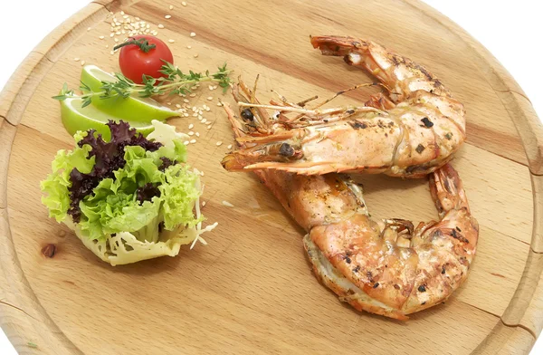 Crevettes grillées avec une salade — Photo