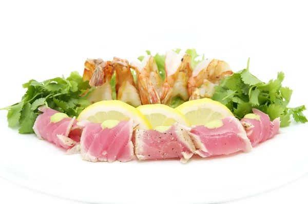 Karides ve tuna yeşillik ve sos ile — Stok fotoğraf