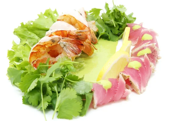 Karides ve tuna yeşillik ve sos ile — Stok fotoğraf