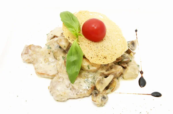 Champignons dans une sauce à la crème aux légumes cuits à la vapeur — Photo