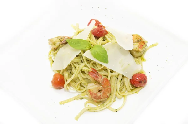 Spaghetti mit Garnelen und Kirschtomaten — Stockfoto