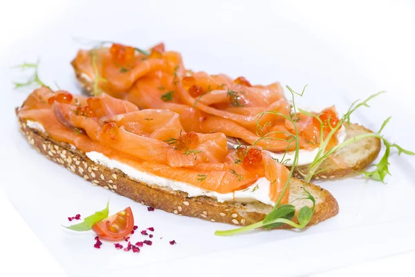 Sandwiches con caviar de salmón — Foto de Stock