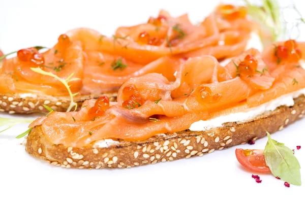 Sandwiches con caviar de salmón —  Fotos de Stock
