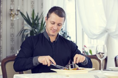 genç adam yemek yemek