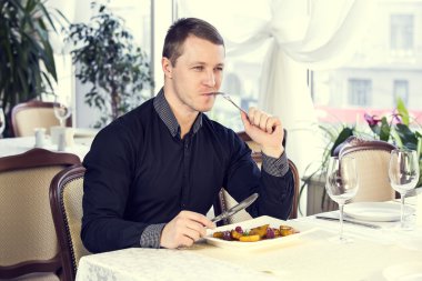 genç adam yemek yemek